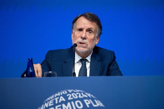 El presidente del Grupo Planeta, José Creuheras, durante una rueda de prensa un día antes de la entrega de la 73 edición del Premio Planeta