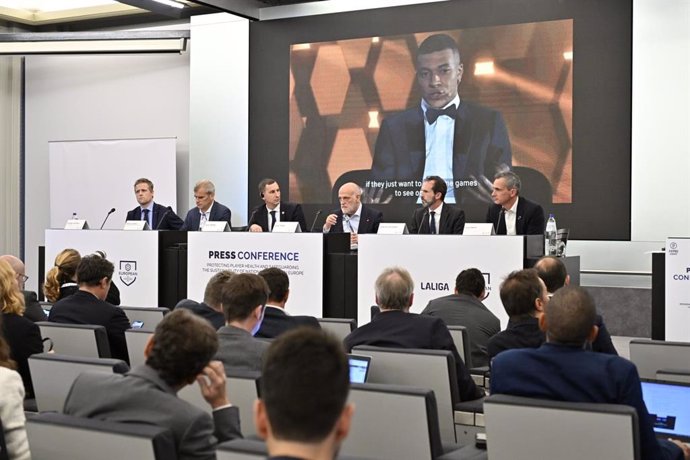 Los sindicatos de futbolistas y las ligas europeas, representadas en una rueda de prensa en Bruselas tras denunciar a FIFA.