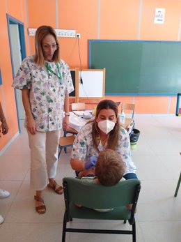 Un niño recibe la vacuna contra la gripe en la provincia de Málaga.