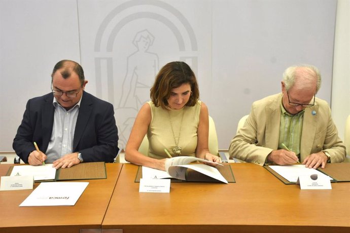 Archivo - La consejera de Empleo, Rocío Blanco, firmando el protocolo para implantar acciones formativas para el sector naval en la provincia de Cádiz. ARCHIVO.