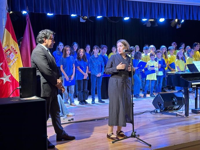 El concejal presidenta del distrito de Hortaleza, David Pérez, junto a la concejala delegada de Cultura, Turismo y Deportes del Ayuntamiento de Madrid, Marta Rivera con el Orfeón Hortaleza 'Maestra Dolores Marco' en el centro cultural Carril del Conde.