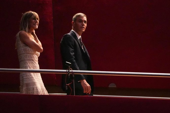 El presidente del Gobierno, Pedro Sánchez, y su mujer, Begoña Gómez, a su llegada a la entrega del Premio Donostia a Pedro Almodóvar