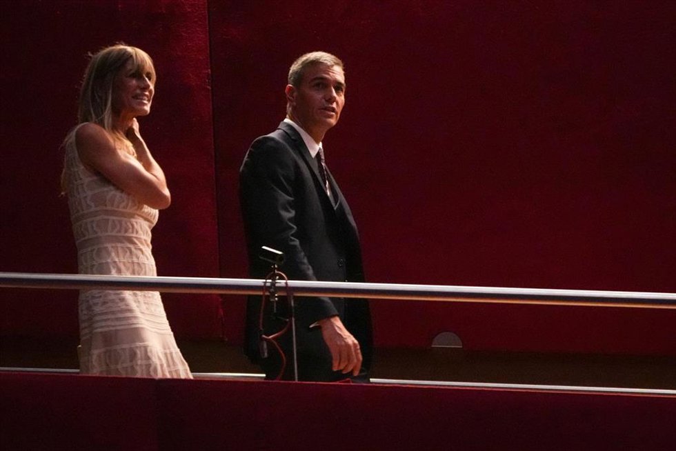 El presidente del Gobierno, Pedro Sánchez, y su mujer, Begoña Gómez, a su llegada a la entrega del Premio Donostia a Pedro Almodóvar