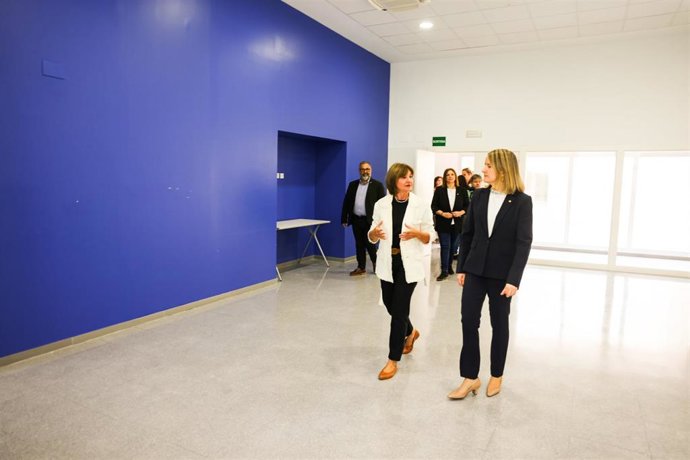 La consellera de Derechos Sociales e Inclusión, Mnica Martínez Bravo, durante su visita al centro de día Les Roquetes de Sant Pere de Ribes