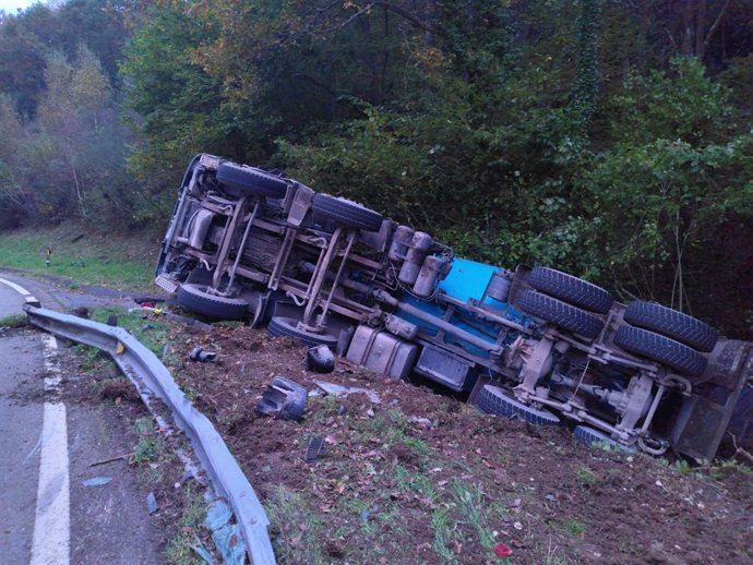 Herido leve el conductor de una hormigonera que volcó en Campoo de Enmedio
