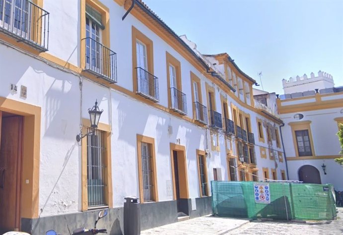 Imagen de la fachada de casas del Patio de Banderas donde se alza el número 13