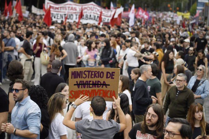 Centenars de persones durant una manifestació per a denunciar el preu dels lloguers