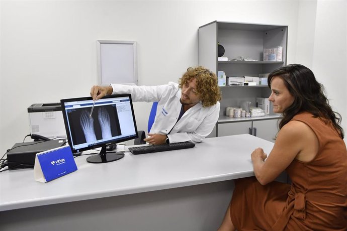 El doctor Juan Ramón García junto a su paciente, la profesora Sandra.