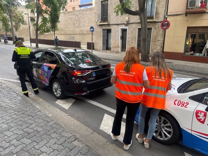 La Policía Local de Zaragoza inspecciona un vehículo de transporte con conductor (VTC).