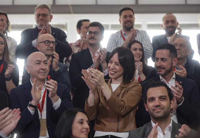 Archivo - Arxiu - (E-D) El diputat del PSOE Alejandro Soler; la nova líder del PSPV, Diana Morant, i l'alcalde de Mislata, Carlos Fernández Bielsa, aplaudixen durant la clausura del Congrés extraordinari del PSPV