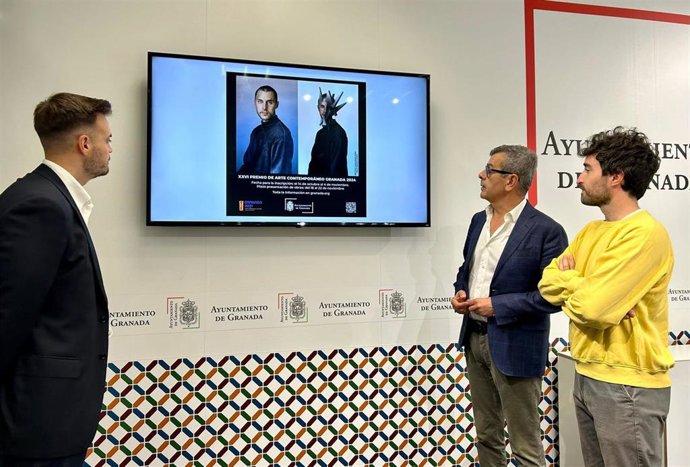 Presentación del Premio Arte Contemporáneo Granada 2024 con los ediles de Juventud, Fernando Parra, y de Cultura, Juan Ramón Ferreira, de izquierda a derecha en la imagen