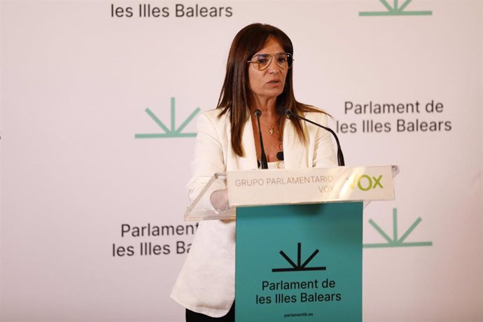 La portavoz de VOX en el Parlament balear, Manuela Cañadas, durante una rueda de prensa.