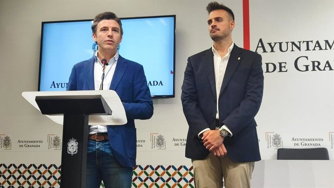 Archivo - El concejal de Juventud de Granada, Fernando Parra, a la derecha en la imagen de archivo con el edil de Presidencia, Jorge Saavedra