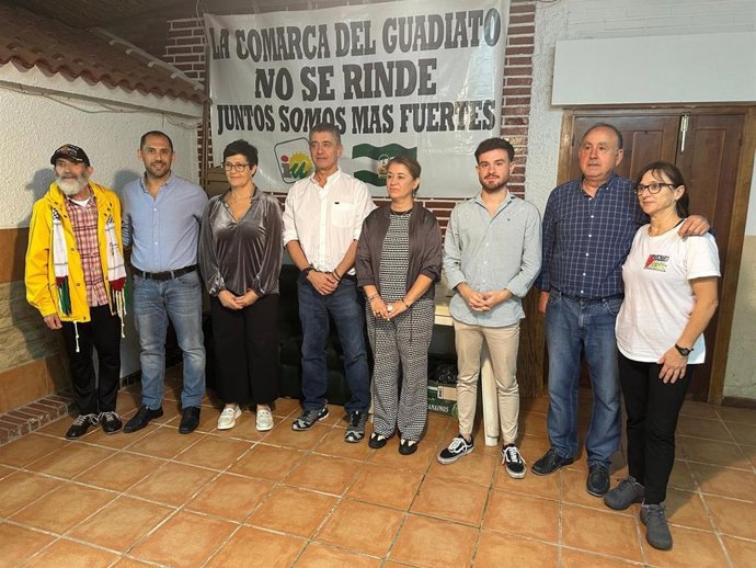 Pedro Ángel Cabrera e Irene Ruiz (centro) y Sebastián Pérez (2º izda.), junto a otros cargos públicos y orgánicos de la formación, en la sede de IU en Peñarroya.