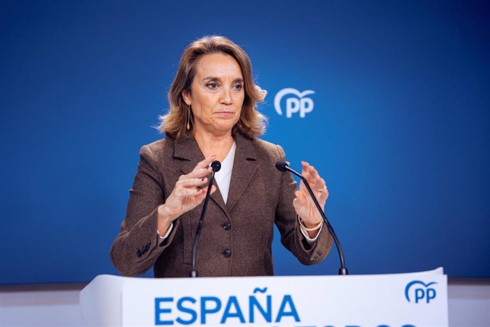 La secretaria general del PP, Cuca Gamarra, ofrece una rueda de prensa tras una reunión extraordinaria del Comité de Dirección del PP, en la sede del Partido Popular, a 13 de octubre de 2024, en Madrid (España). 