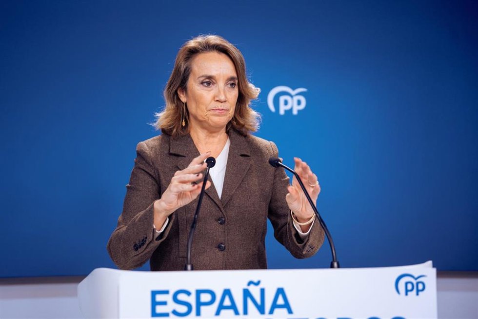 La secretaria general del PP, Cuca Gamarra, ofrece una rueda de prensa tras una reunión extraordinaria del Comité de Dirección del PP, en la sede del Partido Popular, a 13 de octubre de 2024, en Madrid (España).