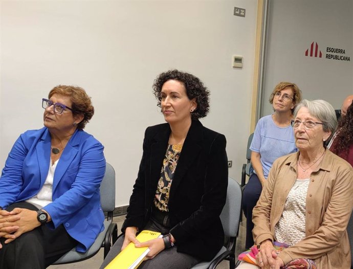 La exconsellera de la Generalitat Dolors Bassa; la secretaria general de ERC, Marta Rovira, y la madre de Rovira, en una conferencia en Barcelona.