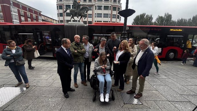 Autoridades de la ciudad y la provincia con Marta Fernández y su padre y al fondo el Cid con el gorro de nadadora.