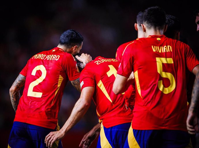 Los jugadores de la selección española Pedro Porro, Martín Zubimendi y Dani Vivian, durante el partido ante Dinamarca de la Liga de Naciones 24-25