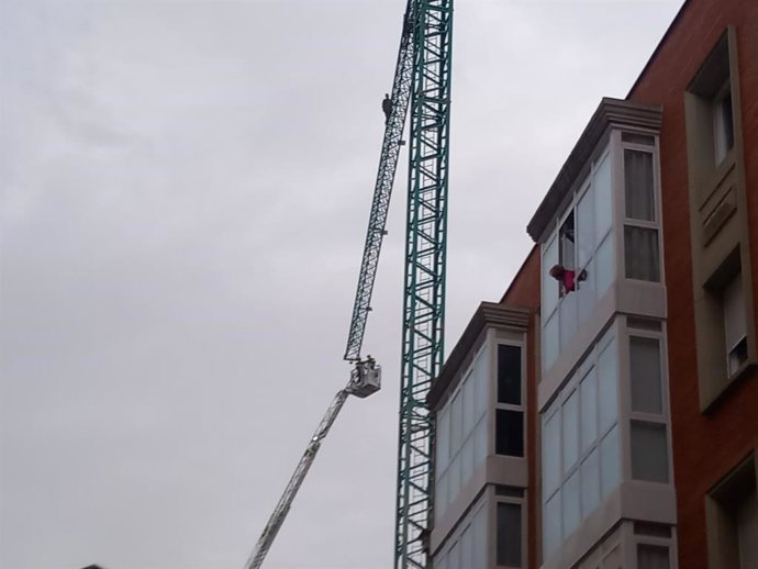 Bomberos rescatan a un hombre encaramado a una grúa en una obras del centro de Logroño