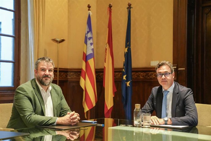 El portavoz de MÉS per Mallorca, Lluís Apesteguia, y el vicepresidente del Govern, Antoni Costa.