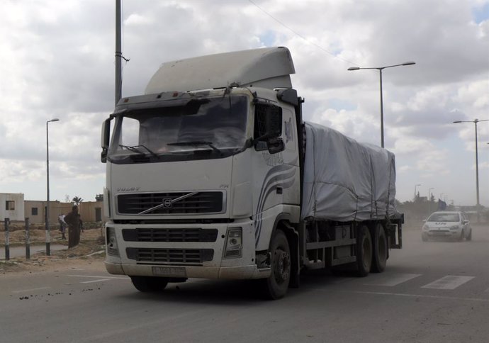 Archivo - March 8, 2024, Dair El-El-Balah, Gaza Strip, Palestinian Territory: Palestinians transport bags of flour on the back of trucks as humanitarian aid to Gaza City, on 08 March 2024