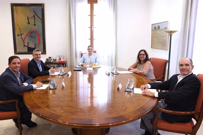 La presidenta del Govern, Marga Prohens, recibe en audiencia a la Asociación de Anestesiólogos