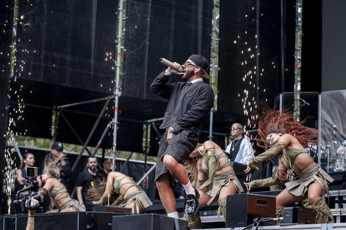 El cantante Manuel Turizo durante un concierto por el Día de la Hispanidad, en la Puerta de Alcalá, a 6 de octubre de 2024, en Madrid (España). Turizo, nominado al Latin Grammy por 'El Merengue' y galardonado con tres premios Latin Billboard por 'La Bacha