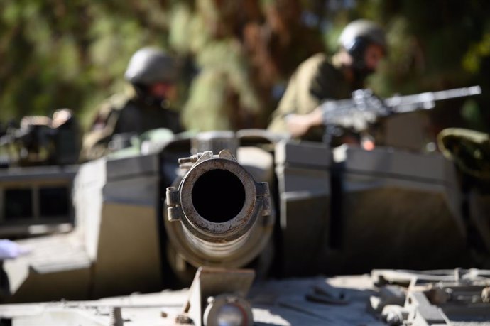 Archivo - ISRAELI-LEBANESE BORDER, Oct. 25, 2023  -- Israeli soldiers are seen on a Merkava tank at a position in northern Israel bordering Lebanon, on Oct. 25, 2023. The Lebanon-Israel border witnessed increased tension recently after Lebanese armed grou