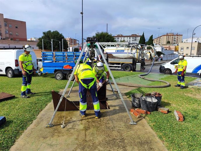 Operarios del Ayuntamiento de San Fernando se afanan en reforzar los dispositivos para evitar inundaciones.