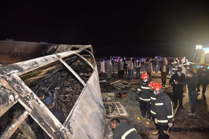 Archivo - HANDOUT - 14 April 2021, Egypt, Asyut: Rescue team members work at the collision site where a bus collided with a truck on a desert highway near Assiut province in southern Egypt. At least 20 people were killed and three people were injured. (be