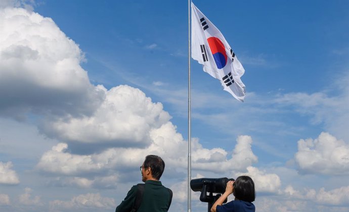 Imatge d'arxiu de l'Observatori d'Unificació de Corea del Sud, a Paju, des d'on es veu el costat nord-coreà de la Zona Desmilitaritzada que divideix la península de Corea