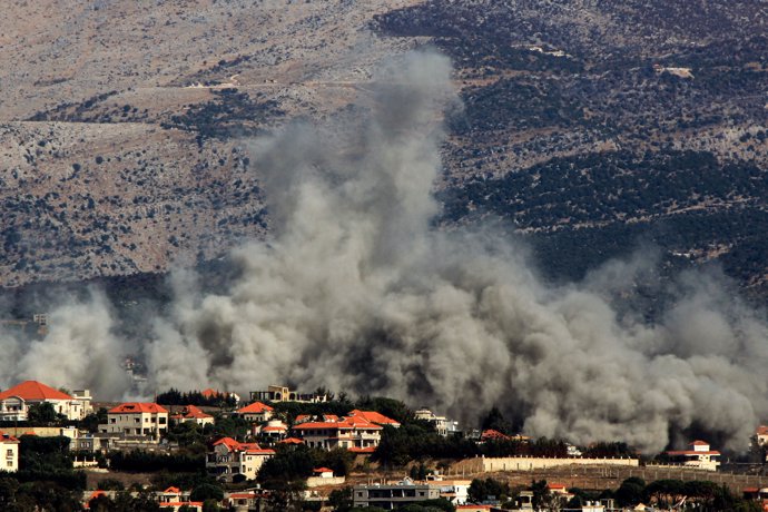 23 October 2024, Lebanon, Kfar Kila: Smoke billows from the southern Lebanese border village of Kfar Kila, following Israeli airstrikes amid the ongoing conflict between Israel and pro-Iranian Hezbollah. Photo: Marwan Naamani/dpa