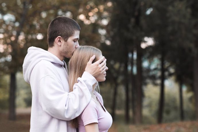 Archivo - Pareja de adultos jóvenes juntos al aire libre