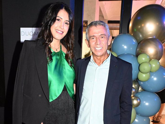 Gabriela Guillén con su amigo, José Luis López 'el turronero', durante la inauguración de su nuevo centro de salud y bienestar "Duomar" en el centro de la capital