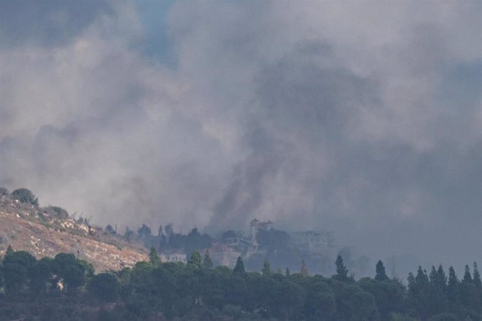 Una coluumna de humo tras un ataque del Ejército de Israel contra el sur de Líbano