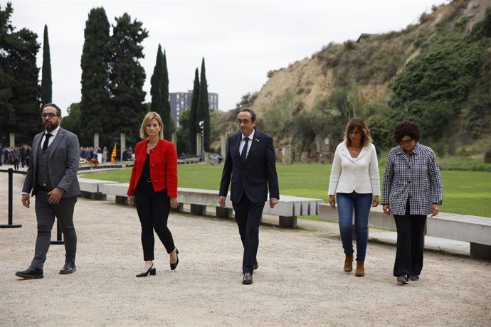 El presidente del Parlament, Josep Rull, participa en la ofrenda floral en el Fossar de la Pedrera por el 84 aniversario del asesinato del expresidente de la Generalitat Lluís Companys