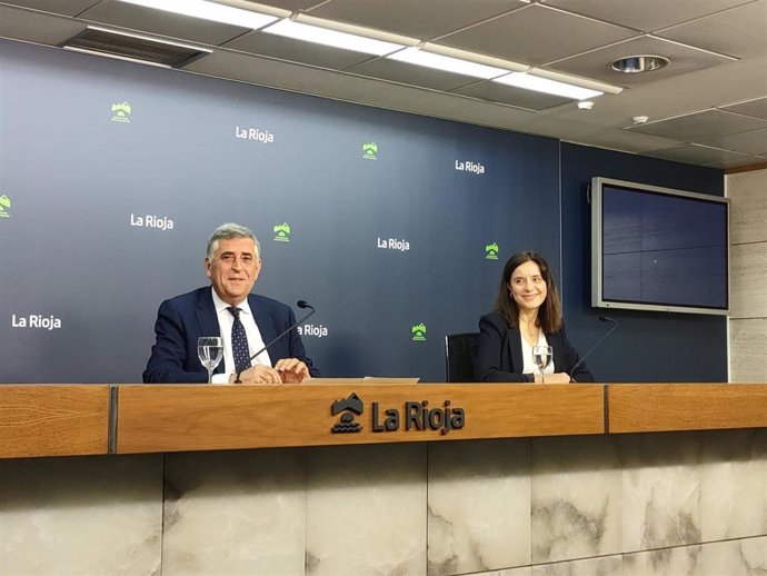 El viceconsejero de Salud y Políticas Sociosanitarias, José Antonio Oteo, la directora general de Salud Pública, Consumo y Cuidados, Eva Martínez, han presentado las principales medidas del Gobierno de La Rioja en el marco de la estrategia One Health