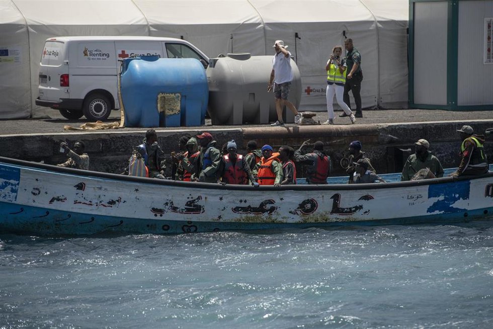 Archivo - Los servicios sanitarios atienden a las personas que viajaban en un cayuco a su llegada al puerto de La Restinga.