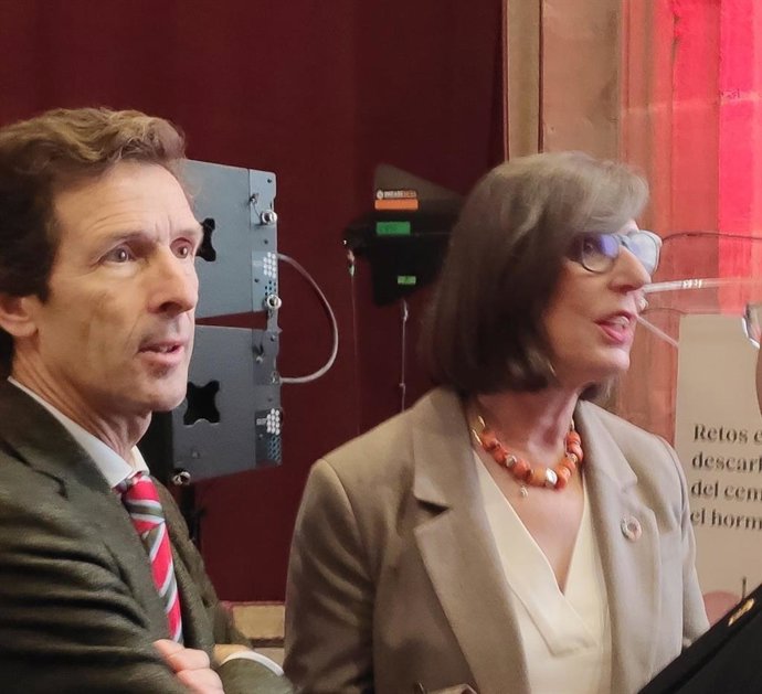 Nieves Roqueñí, a la derecha