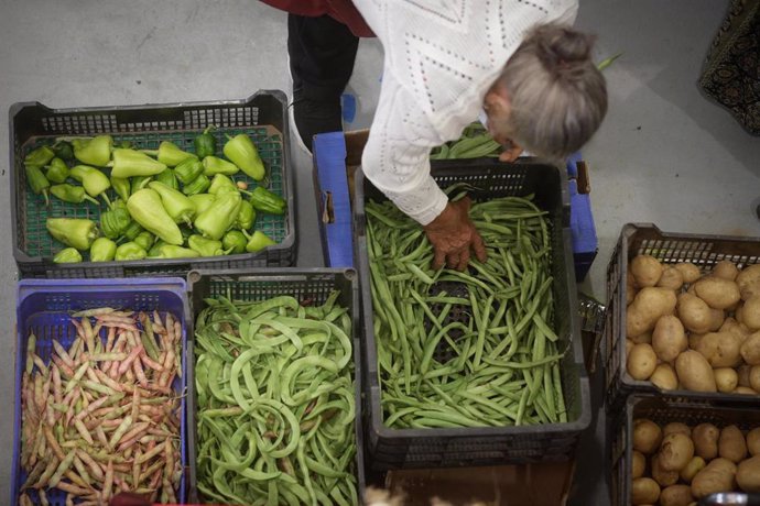 Archivo - Arquivo - Unha persona compra alimentos nun mercado, a 11 de agosto de 2023, en Lugo, Galicia (España). O Índice de Prezos de Consumo (IPC) aumentou un 0,2% en xullo en relación ao mes anterior e elevou catro décimas a súa taxa interanual, até o