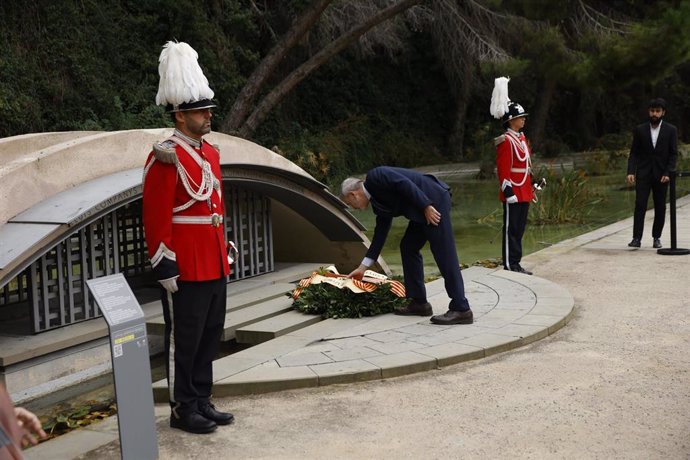 El alcalde de Barcelona, Jaume Collboni, en la ofrenda floral por el 84 aniversario del fusilamiento de Companys, en el Cementiri de Montjuïc, en Barcelona (Catalunya), a 15 de octubre de 2024