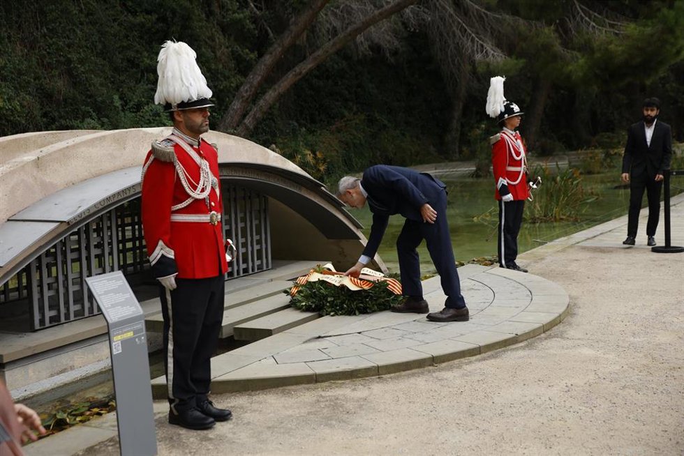 El alcalde de Barcelona, Jaume Collboni, en la ofrenda floral por el 84 aniversario del fusilamiento de Companys, en el Cementiri de Montjuc, en Barcelona (Catalunya), a 15 de octubre de 2024