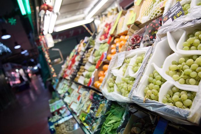 Archivo - Expositor de una frutería en un mercado.