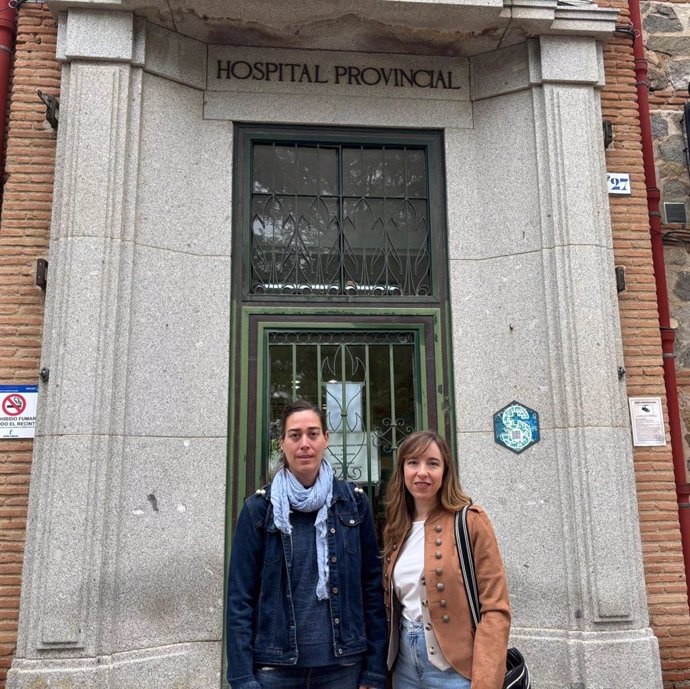 Luna Revenga y María Pérez, integrante del equipo psicosocial de la Unidad de Cuidados Paliativos de fundación 'la Caixa'  en el Hospital Provincial de Toledo.