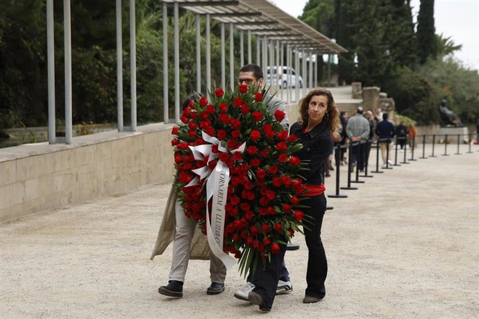 La líder de la CUP en el Parlament, Laia Estrada, en la ofrenda floral por el 84 aniversario del fusilamiento de Companys, en el Cementiri de Montjuc, en Barcelona (Catalunya)