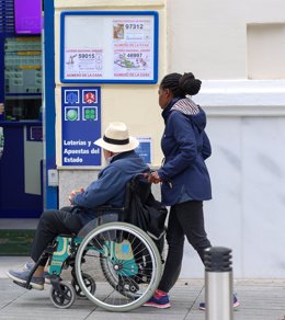 Una mujer trabajando de cuidadora social