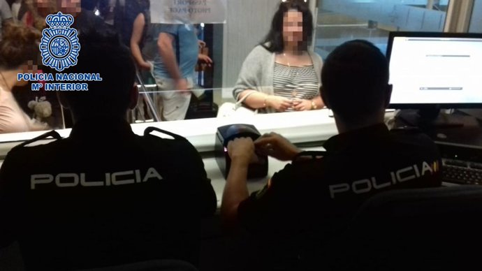 Archivo - CONTROL FRONTERIZO EN EL AEROPUERTO TENERIFE SUR