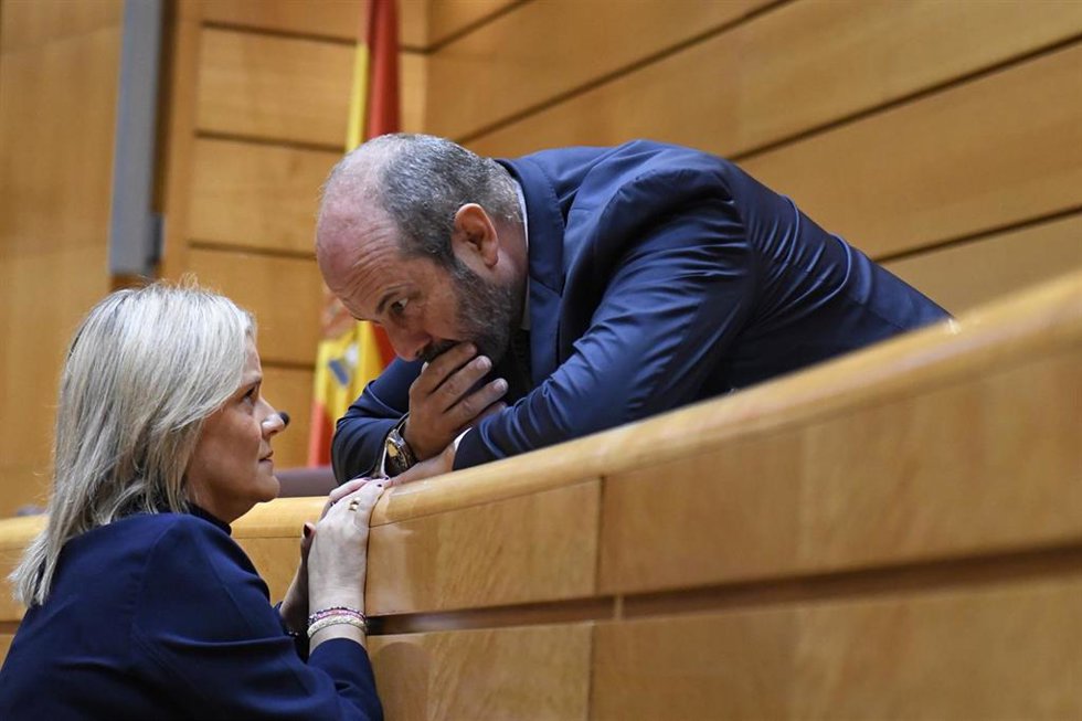 La senadora del PP Marimar Blanco y el presidente del Senado, Pedro Rollán, durante un pleno extraordinario en el Senado, a 14 de octubre de 2024, en Madrid (España). La Cámara Alta afronta el debate y votación de la ley sobre intercambio de antecedente