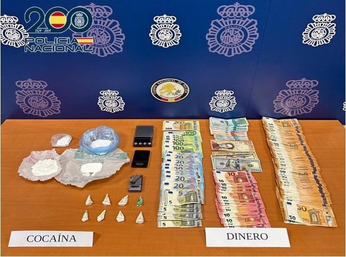 Parte de los efectos y droga intervenida en uno de los dos puntos desmantelados por la Policía Nacional